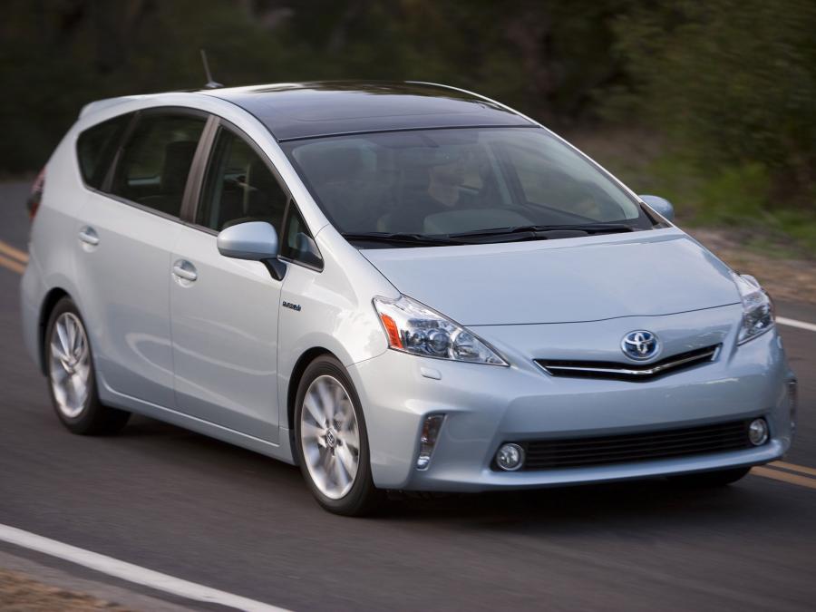  Toyota Prius MPV v 2011 года  (фото 17 из 30)
